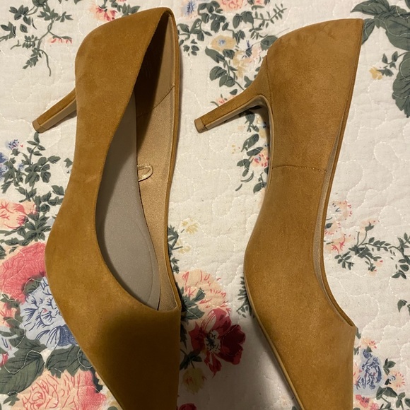 *H&M - Mustard yellow suede heals - Picture 3 of 5